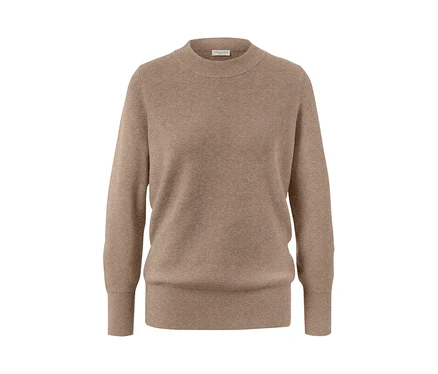 Beżowy melanżowy sweter.