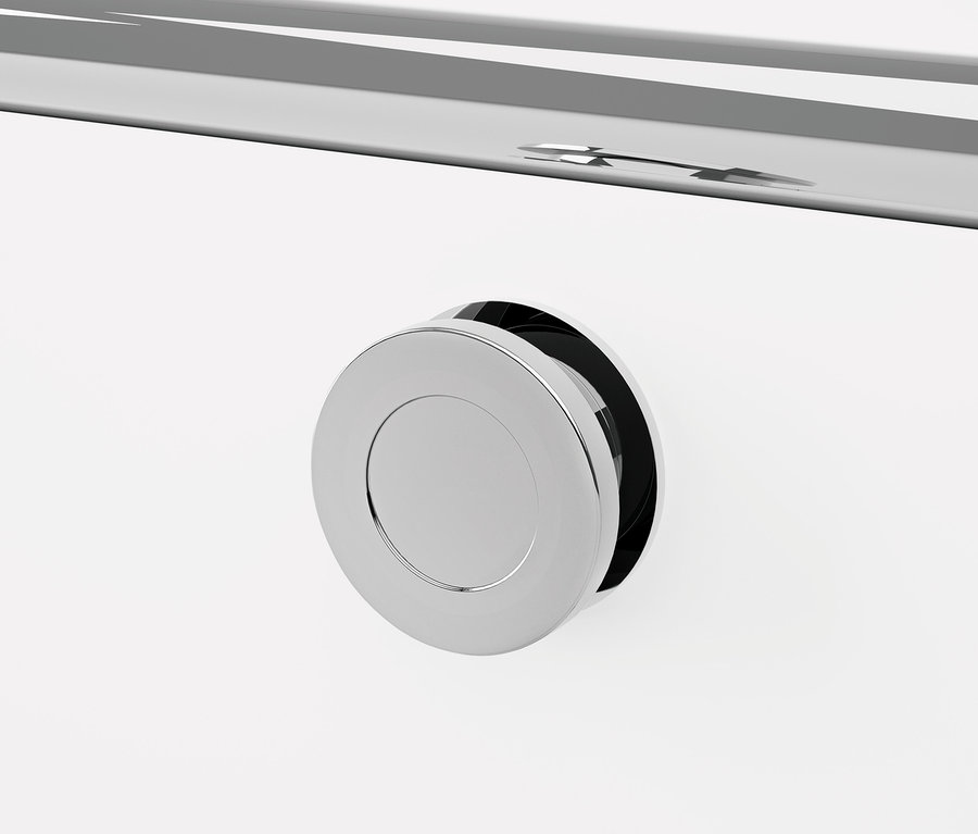 Szczegół białego metalowego mebla CN3 z chromowanym, okrągłym uchwytem.