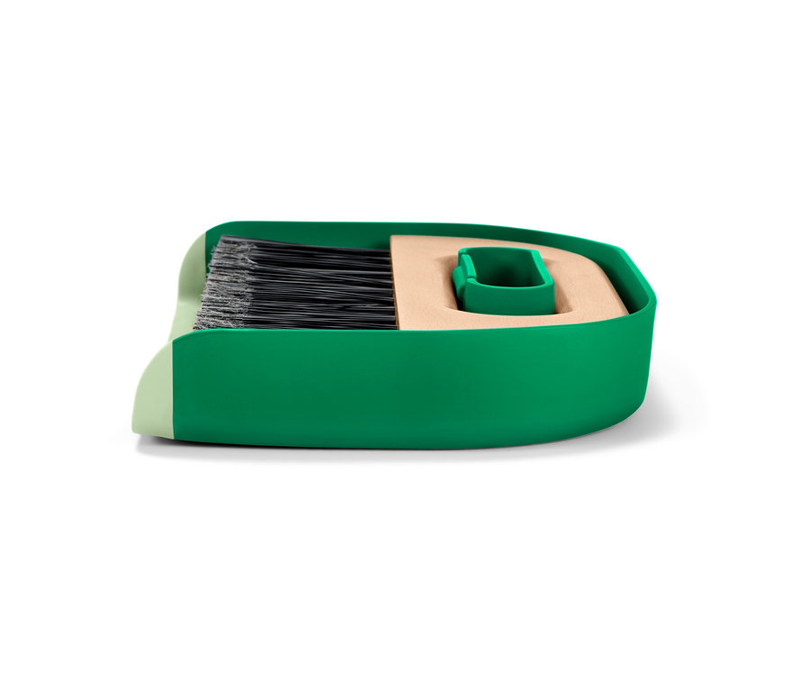 Zielona zmiotka i szufelka.