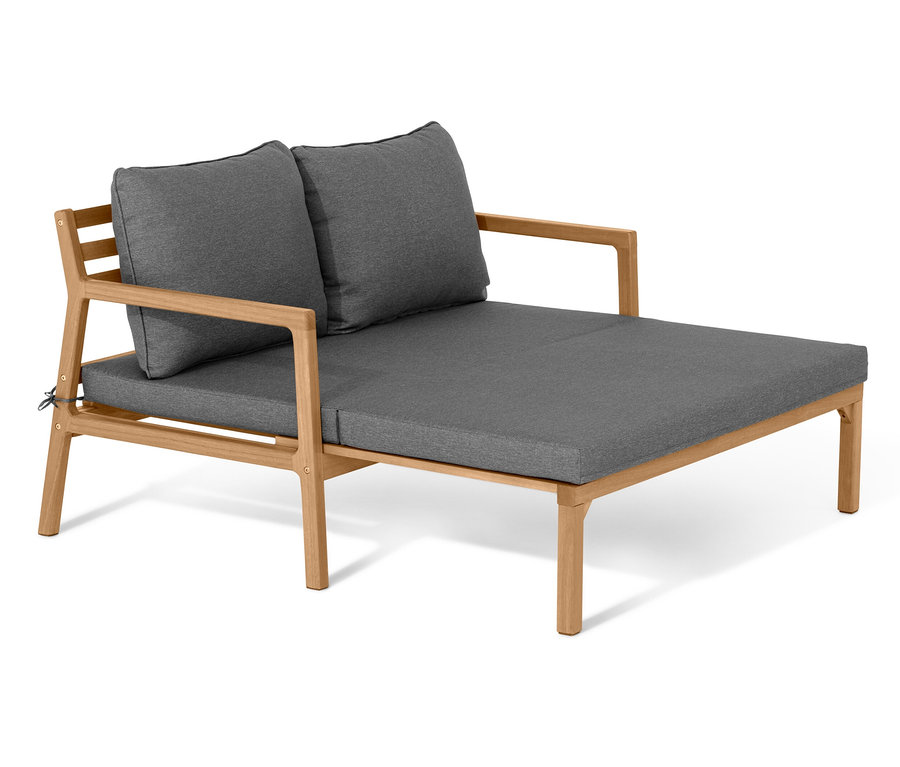 Rozsuwana sofa ogrodowa z jasnobrązową drewnianą ramą i szarą tapicerką stoi na białym tle.