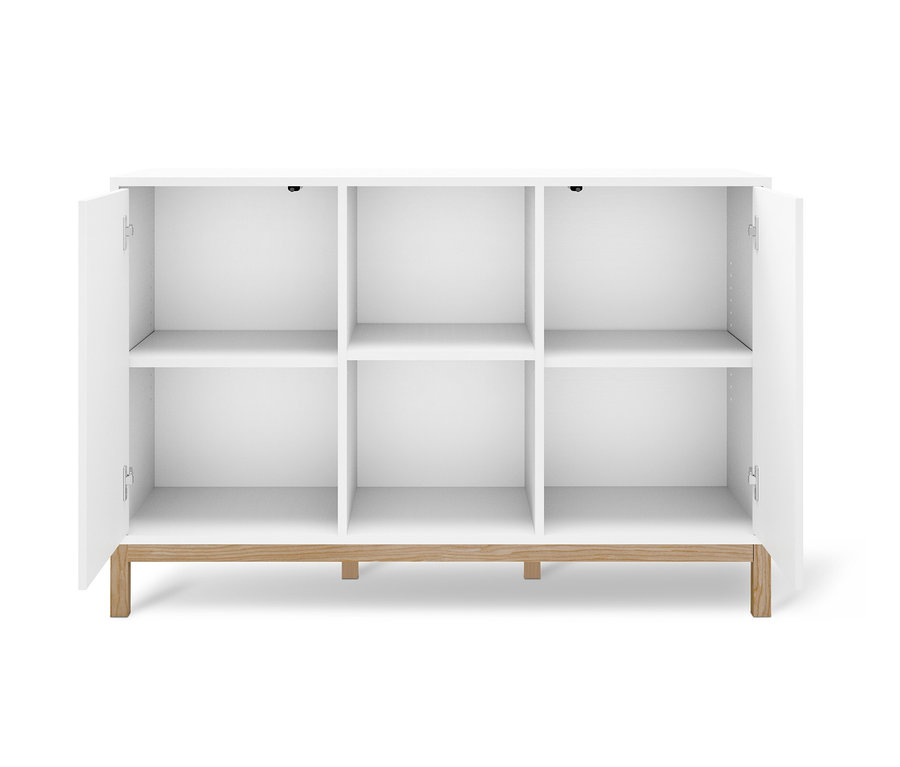Biały sideboard z sześcioma przegródkami i otwartymi drzwiami.