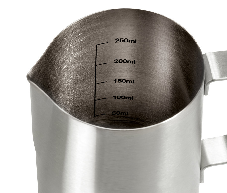 Szczegółowy widok dzbanka na mleko ze stali nierdzewnej o pojemności 300 ml ze skalą pomiarową.