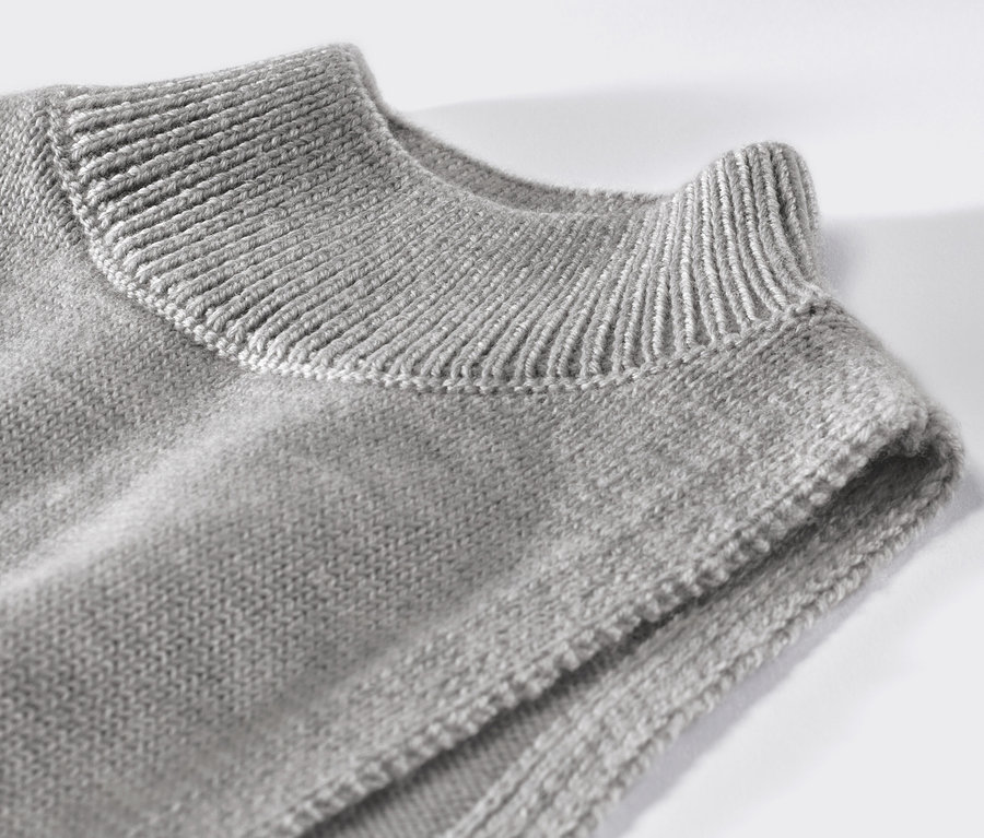 Zbliżenie na kołnierz z golfem z wełny.