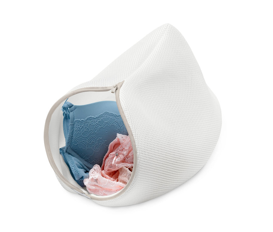 Niebieski i różowy koronkowy biustonosz w białym woreczku do prania.