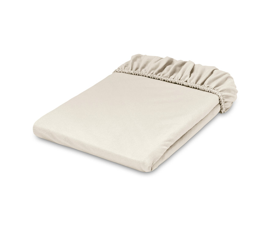 Złożone kremowe prześcieradło flanelowe z gumką.