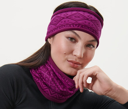 Kobieta w różowym kominie i opasce z polaru.