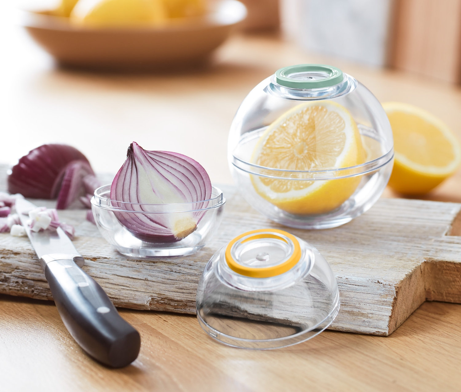 Połowa czerwonej cebuli w pojemniku spożywczym, obok pokrojona cebula i nóż. Pojemniki spożywcze, 2 sztuki.