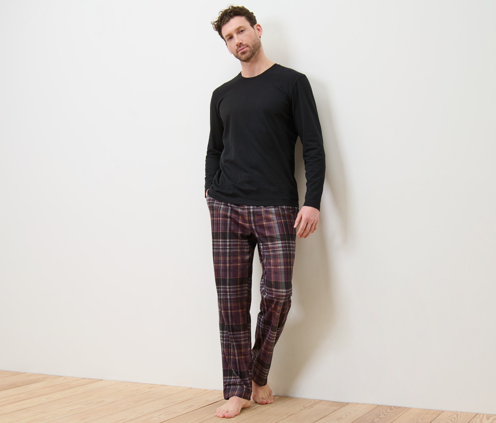 Mężczyzna pozuje w piżamie.