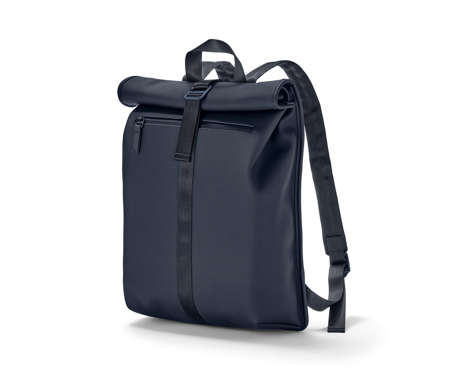 Niebieski plecak przeciwdeszczowy zwinięty na białym tle.