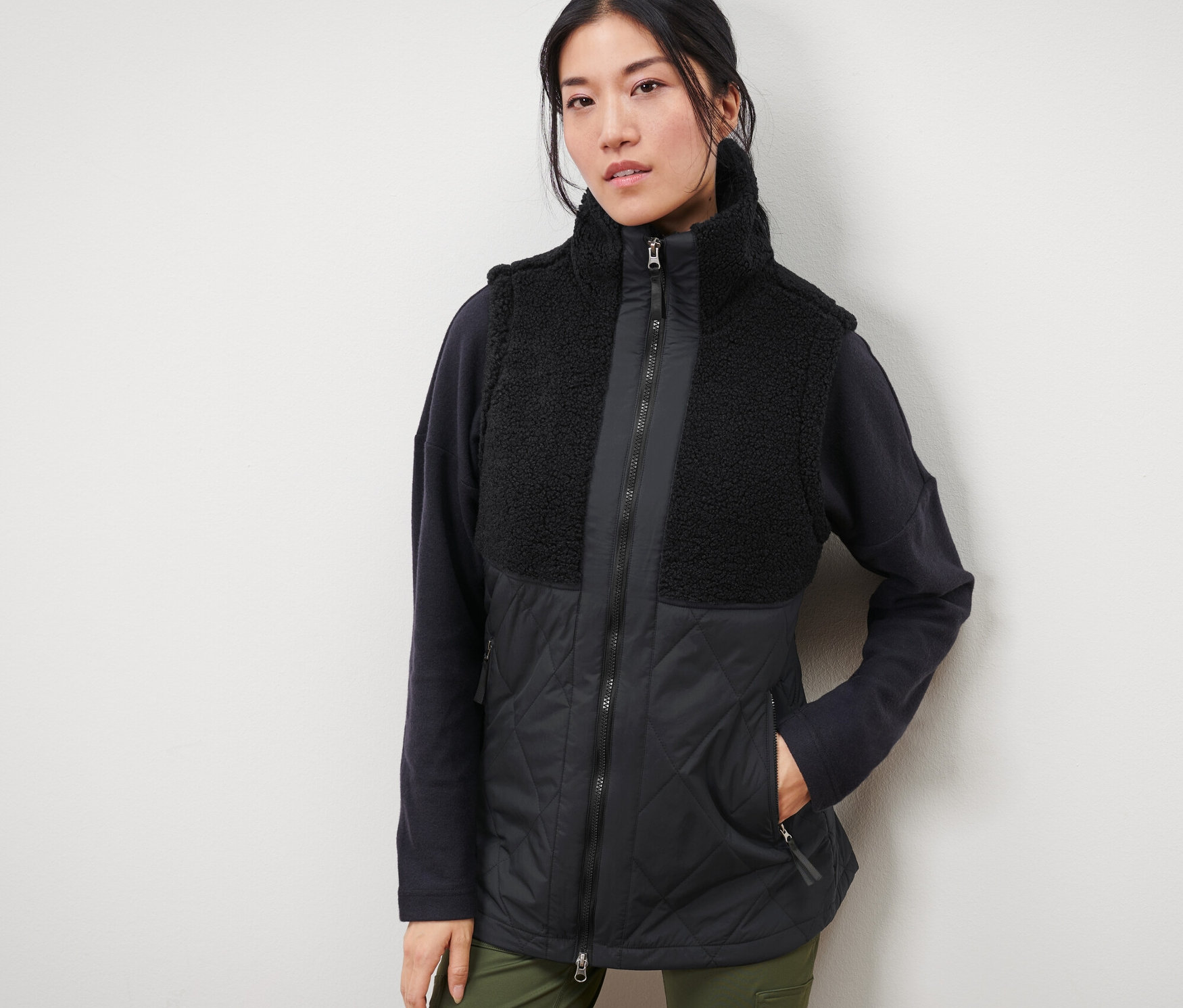 Kobieta ma na sobie pluszową kamizelkę pikowaną.