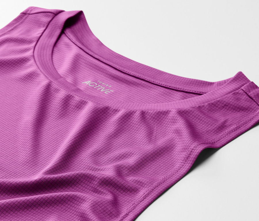 Zbliżenie na fioletowy top sportowy.