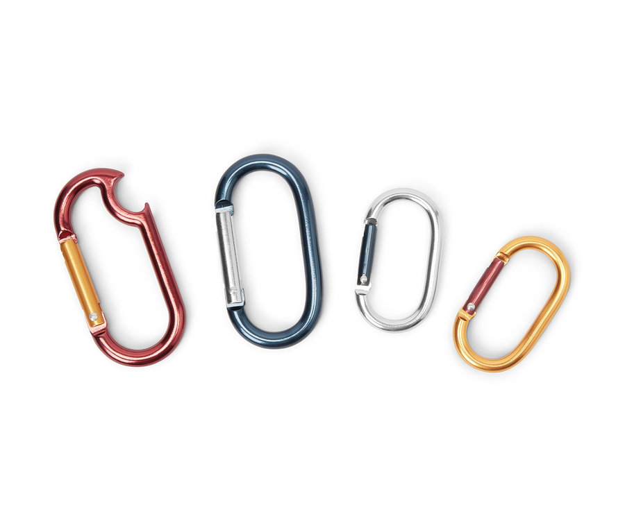 Cztery karabińczyki w różnych kolorach.