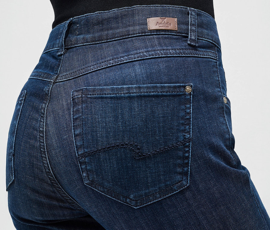 Zbliżenie na osobę ubraną w granatowe dżinsy Angels „Cici” Slim Fit.