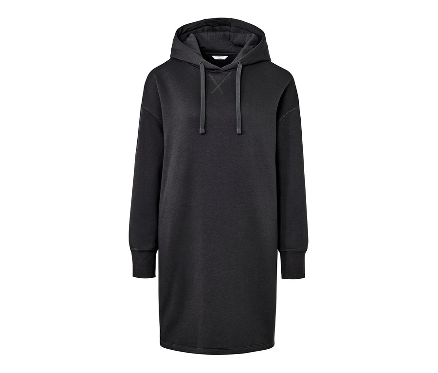 Czarna sukienka dresowa z kapturem.
