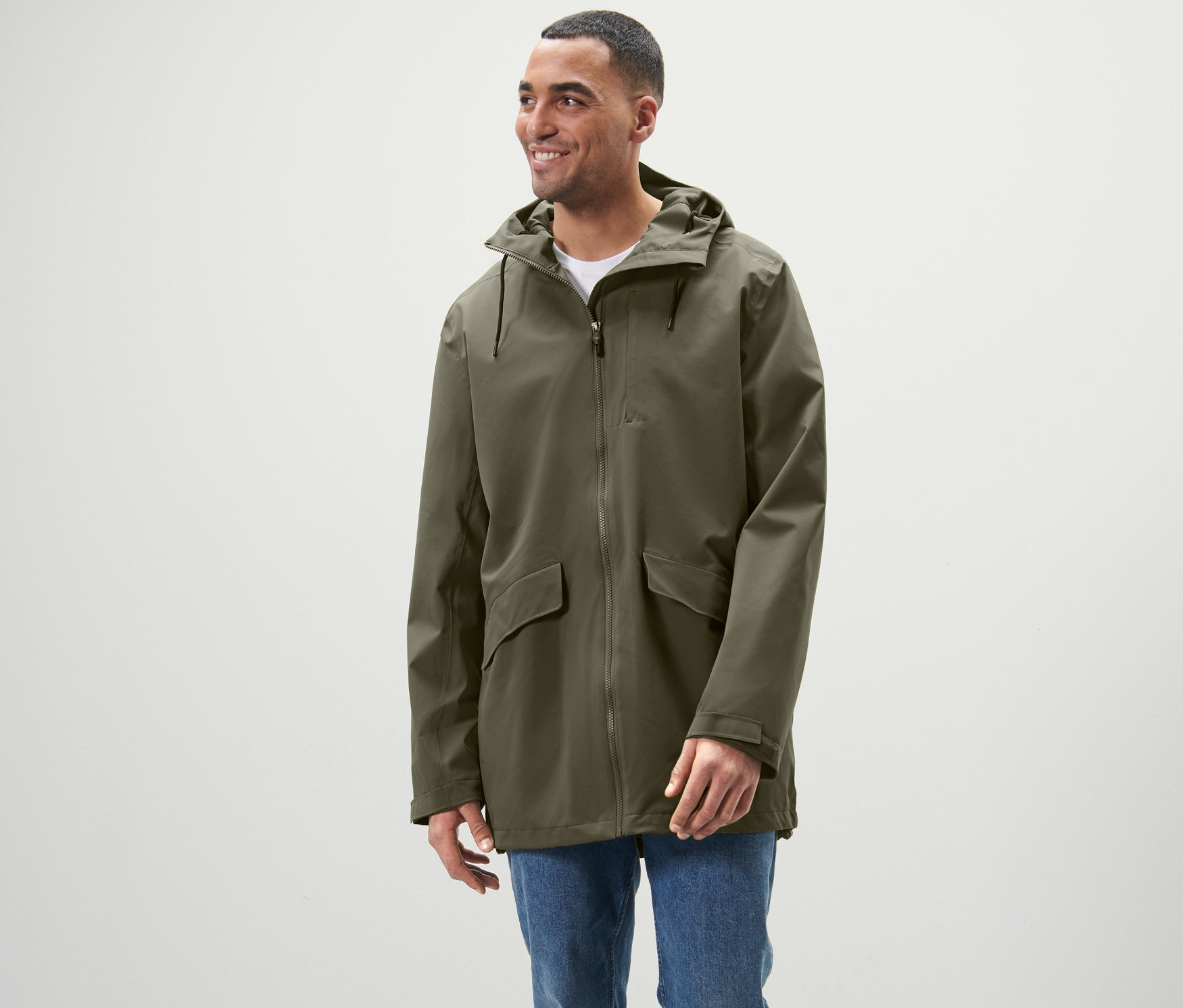 Mężczyzna stoi i ma na sobie kurtkę outdoorową.