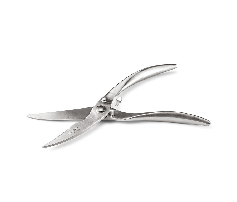 Otwarte, srebrne nożyce do drobiu na białym tle.