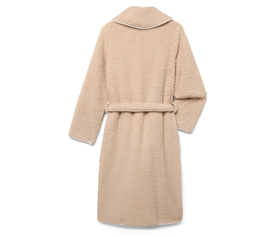 Widok z tyłu na beżowy szlafrok z paskiem.