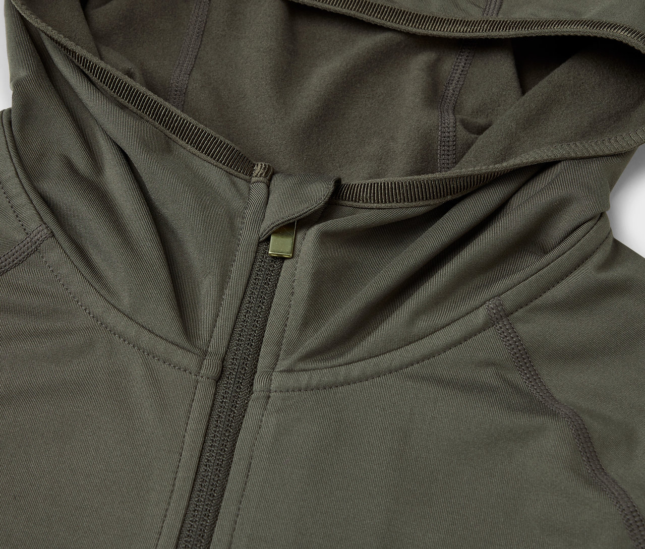 Zbliżenie na oliwkowozieloną bluzę z kapturem i zamkiem błyskawicznym.