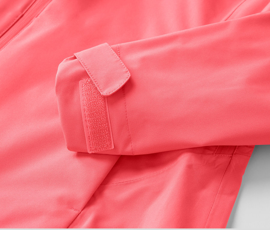 Zbliżenie na różową kurtkę funkcyjną, 2,5-warstwową z zapięciem na rzep na rękawie.