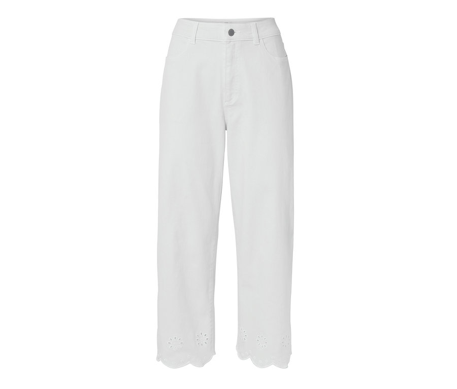 Białe dżinsy z haftem ażurowym na końcach nogawek.