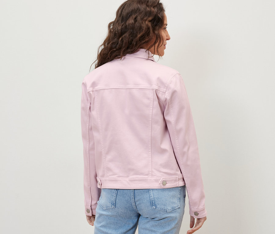 Kobieta ma na sobie kurtkę dżinsową i dżinsy.