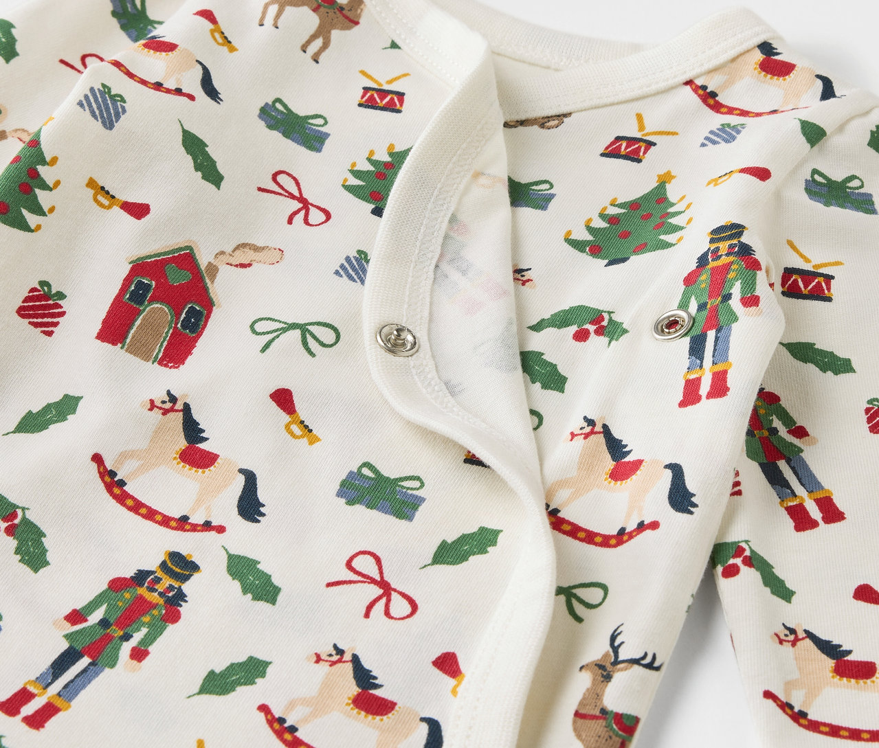 Detal bawełnianego body z świątecznym nadrukiem.
