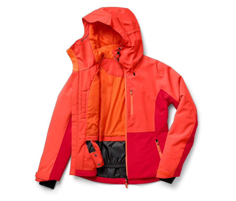 Otwarta czerwono-pomarańczowa kurtka z kapturem leży na białym tle.