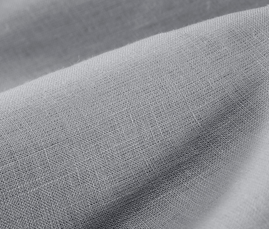 Zbliżenie na szarą pościel lnianą w rozmiarze niestandardowym.