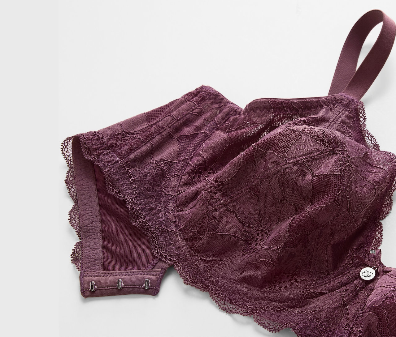 Szczegół fioletowego biustonosza z fiszbinami z koronkowym wykończeniem.