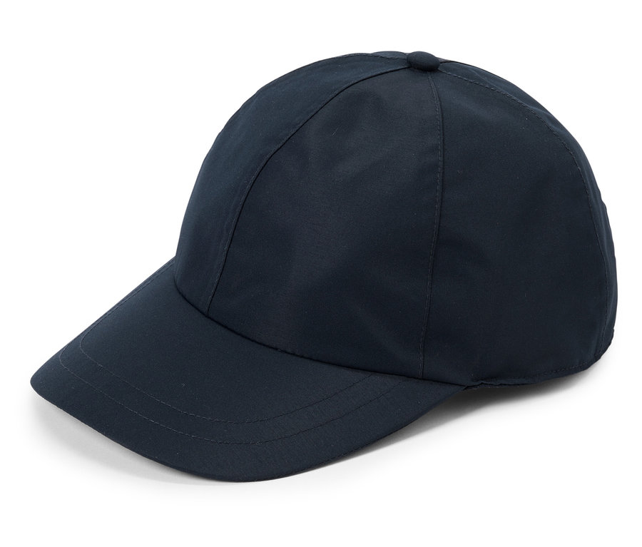 Granatowa czapka baseballowa leży na białym tle.