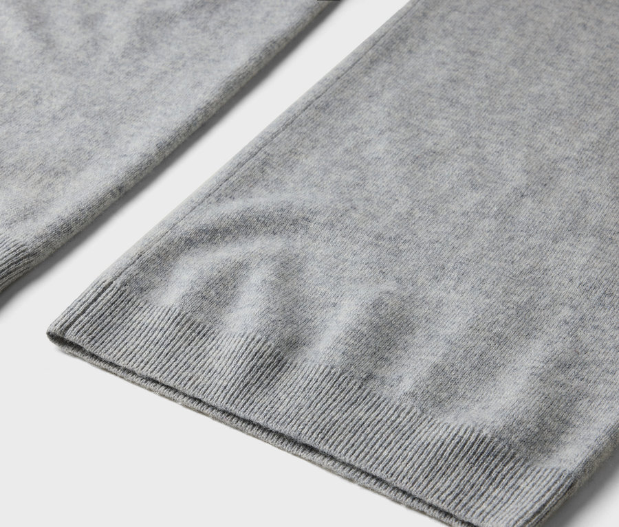 Szczegół szarej dzianiny ze ściągaczem.