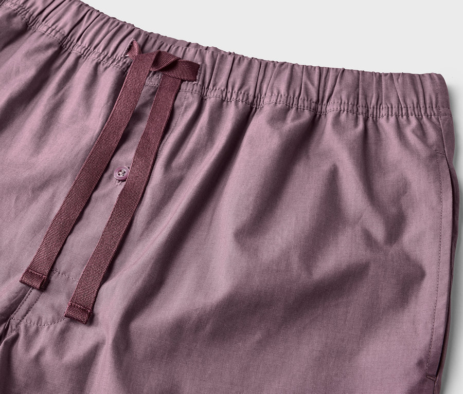 Zbliżenie fioletowych krótkich spodenek od piżamy z elastycznym pasem i sznurkiem.