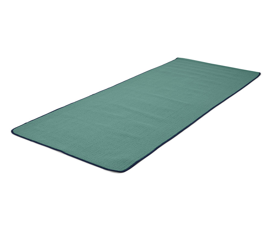 Zielony ręcznik plażowy z granatową obwódką na białym tle.