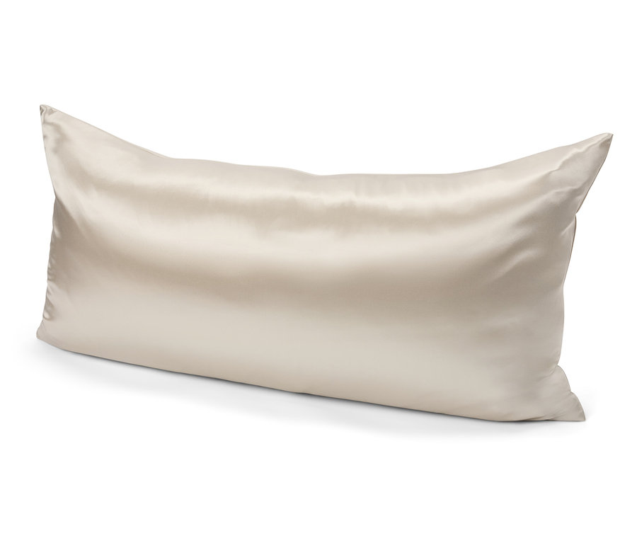Prostokątna poduszka w satynowej poszewce.