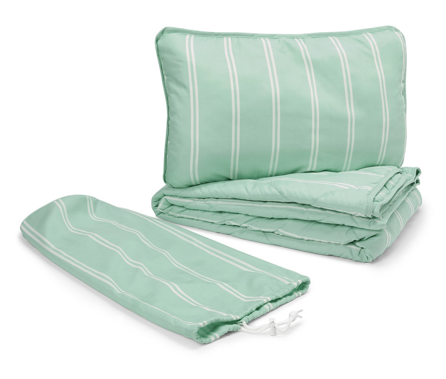 Zielona pikowana poduszka i koc w białe paski obok pokrowca ze sznurkiem.