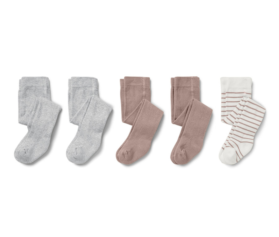 Trzy pary rajstop dziecięcych: dwie pary gładkich, szare i brązowe, oraz jedna para w paski.