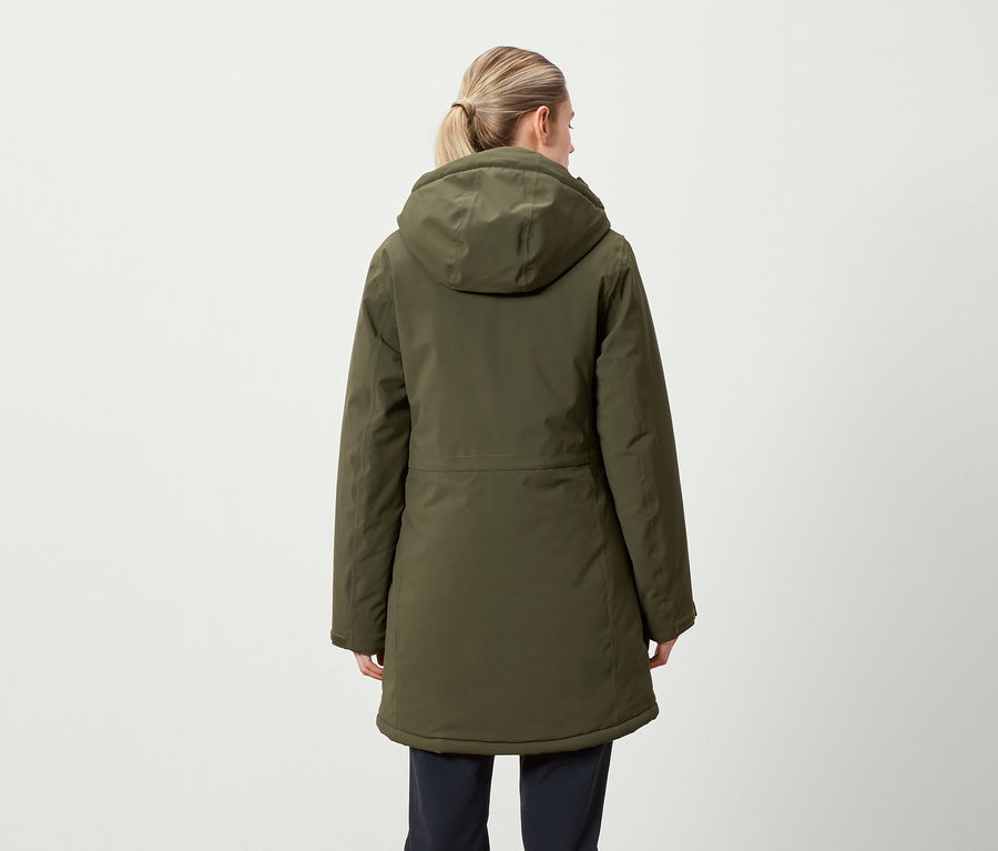 Widok z tyłu kobiety z blond włosami związanymi w kucyk, ubranej w oliwkowozieloną kurtkę zimową z kapturem.