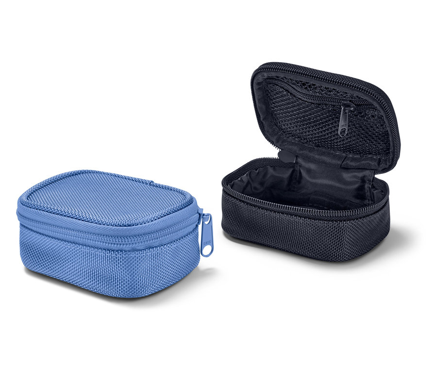Dwa miniorganizery podróżne: zamknięty niebieski i otwarty czarny z siatkową kieszenią.