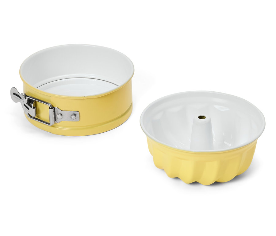 Dwie żółte formy do pieczenia na białym tle.