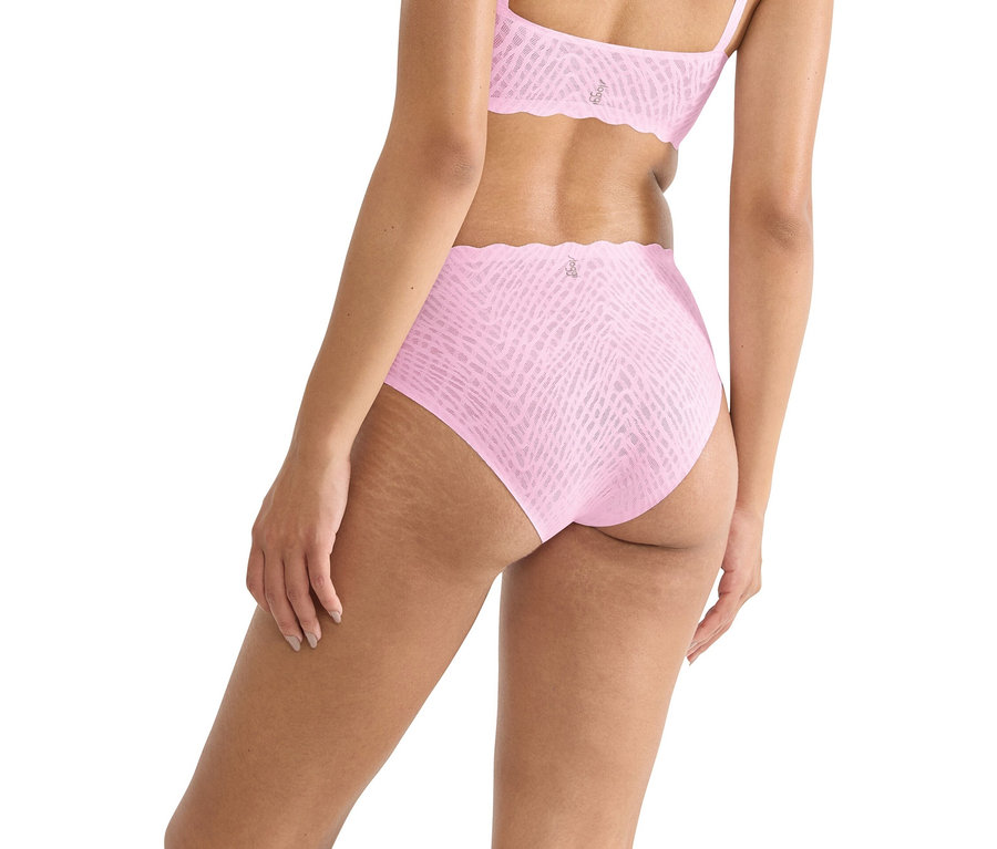 Widok z tyłu kobiety w różowym wzorzystym biustonoszu i pasujących majtkach.