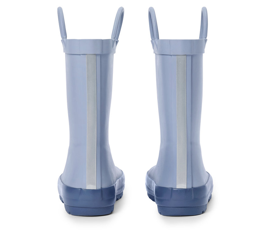 Widok z tyłu dwóch jasnoniebieskich kaloszy z niebieskimi podeszwami.