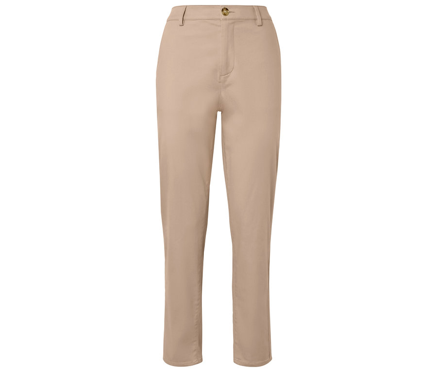 Beżowe spodnie zapinane na guzik.