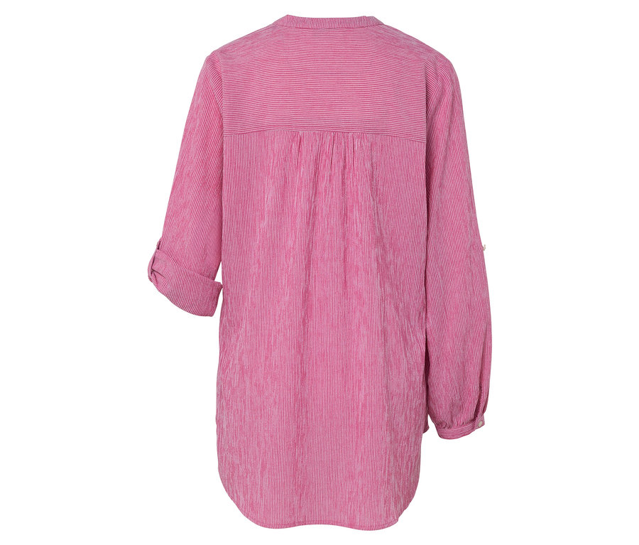 Widok z tyłu różowej koszuli w paski z długimi rękawami.