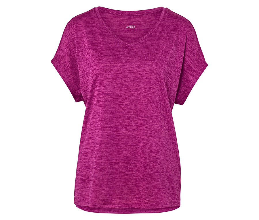 Zbliżenie na melanżową, różową koszulkę sportową z dekoltem w serek.