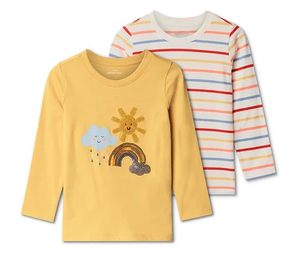 Dwa dziecięce T-shirty z długim rękawem leżą jeden na drugim. Żółta koszulka ma nadruk chmury, słońca i tęczy. Druga koszulka jest biała w poziome paski.