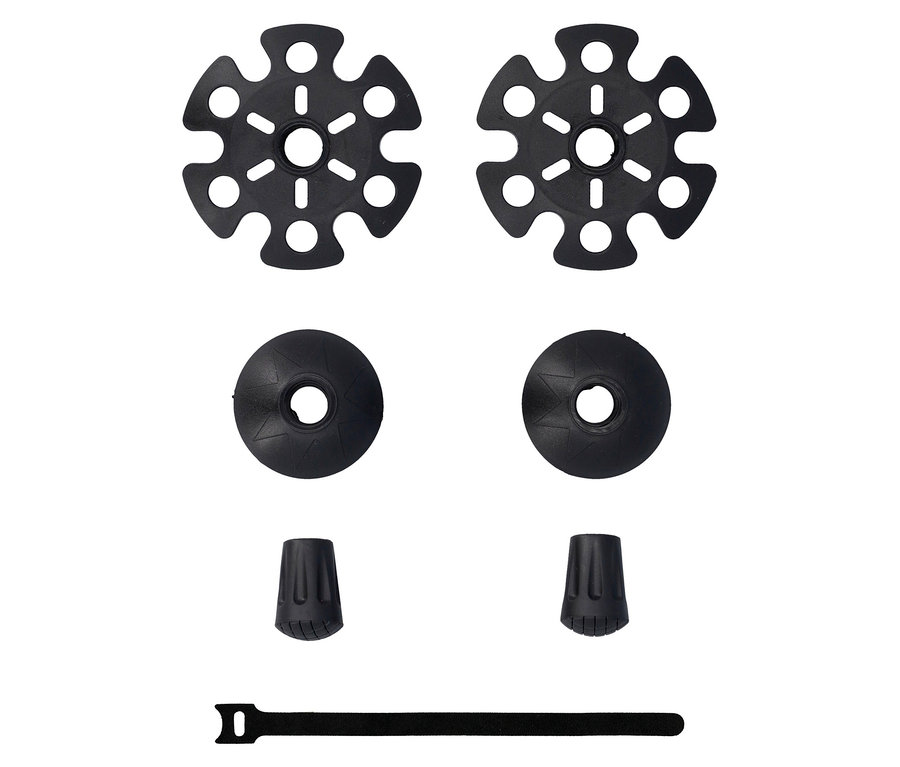 Różne czarne nasadki do kijków trekkingowych i pasek na rzepę leżą na białym tle.