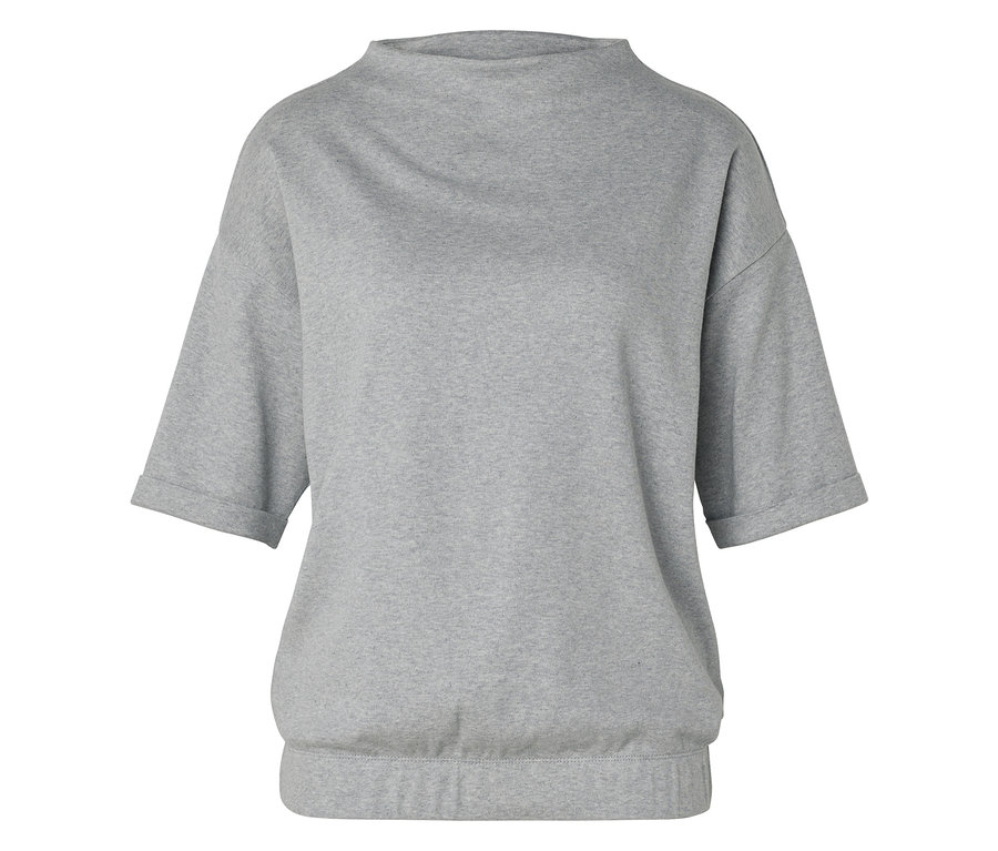 Szara bluza z krótkim rękawem i wysokim kołnierzem.