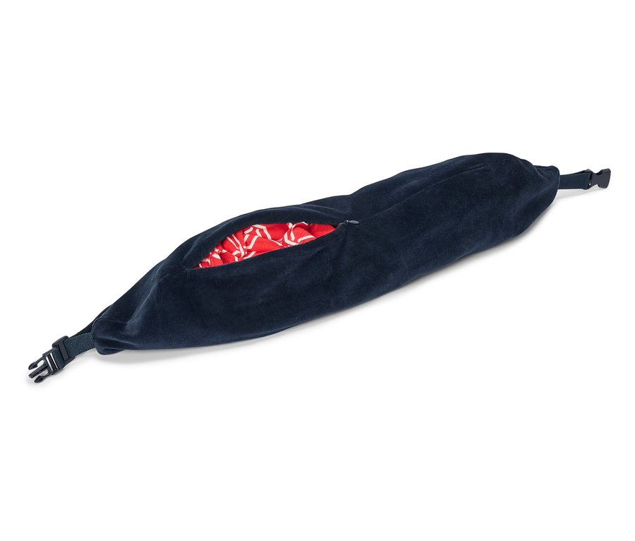 Granatowa torba na biodra leży na białym tle, z częściowo otwartą kieszenią na zamek błyskawiczny, odsłaniającą czerwoną tkaninę z białym wzorem.