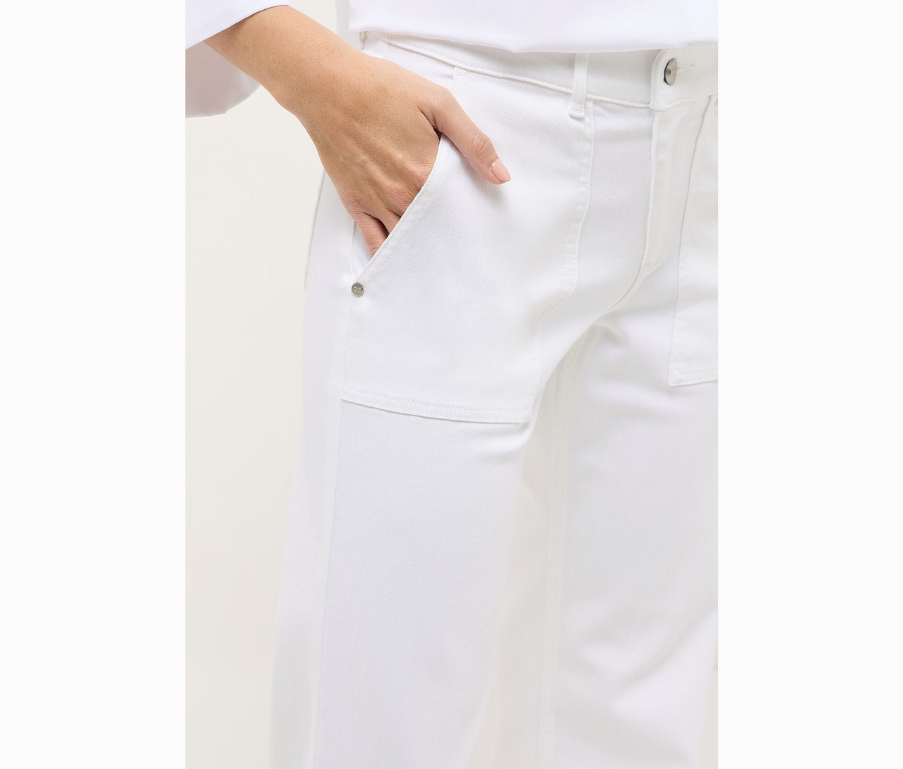 Dłoń w kieszeni białych dżinsów Angels „Liz Urban” Wide Leg.