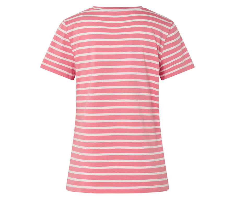 Zbliżenie różowej koszulki w białe poziome paski.
